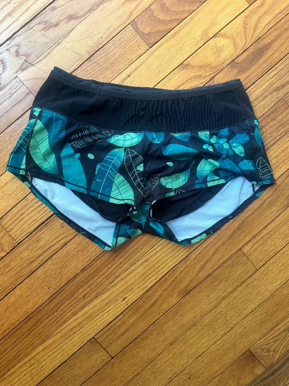 Oiselle Mac Roga Toolbelt Shorts, Leaf Print, Size 4